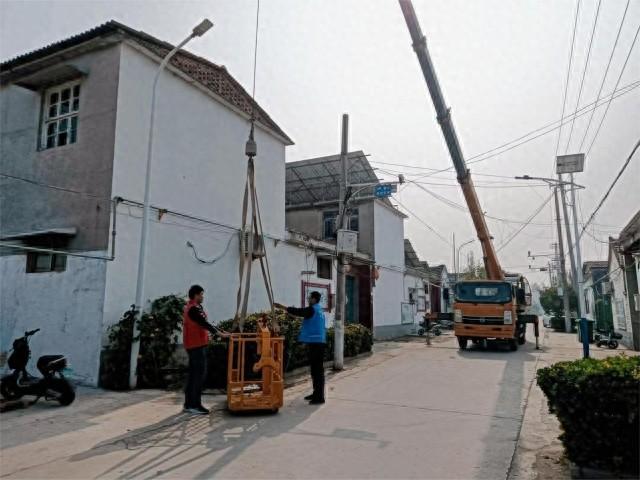 这盏路灯不亮了，他们却在一上午内让它重焕光明