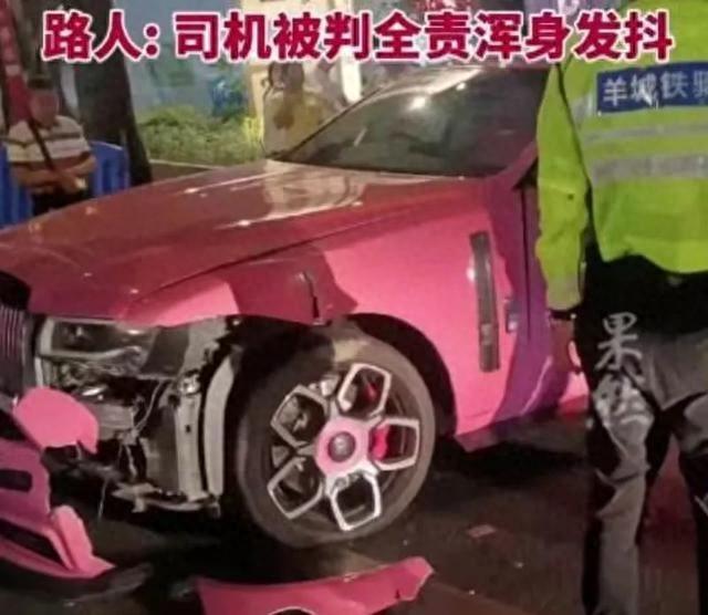 广州一货车掉头撞上劳斯莱斯，货车司机吓发抖，女车主淡定拍照