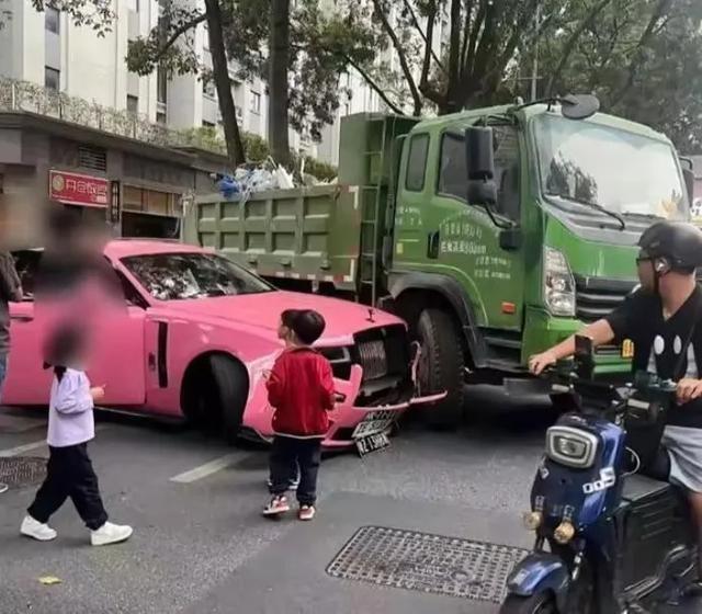 广州一货车掉头撞上劳斯莱斯，货车司机吓发抖，女车主淡定拍照  第3张