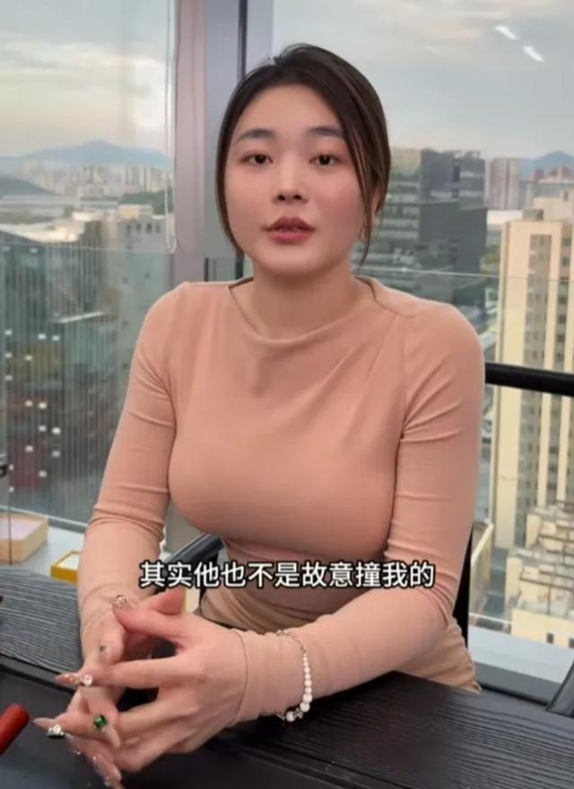 广州一货车掉头撞上劳斯莱斯，货车司机吓发抖，女车主淡定拍照  第4张