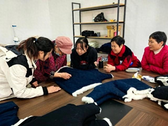 山东这个社区厉害了！引进手工棉衣坊，让居民在家门口赚钱