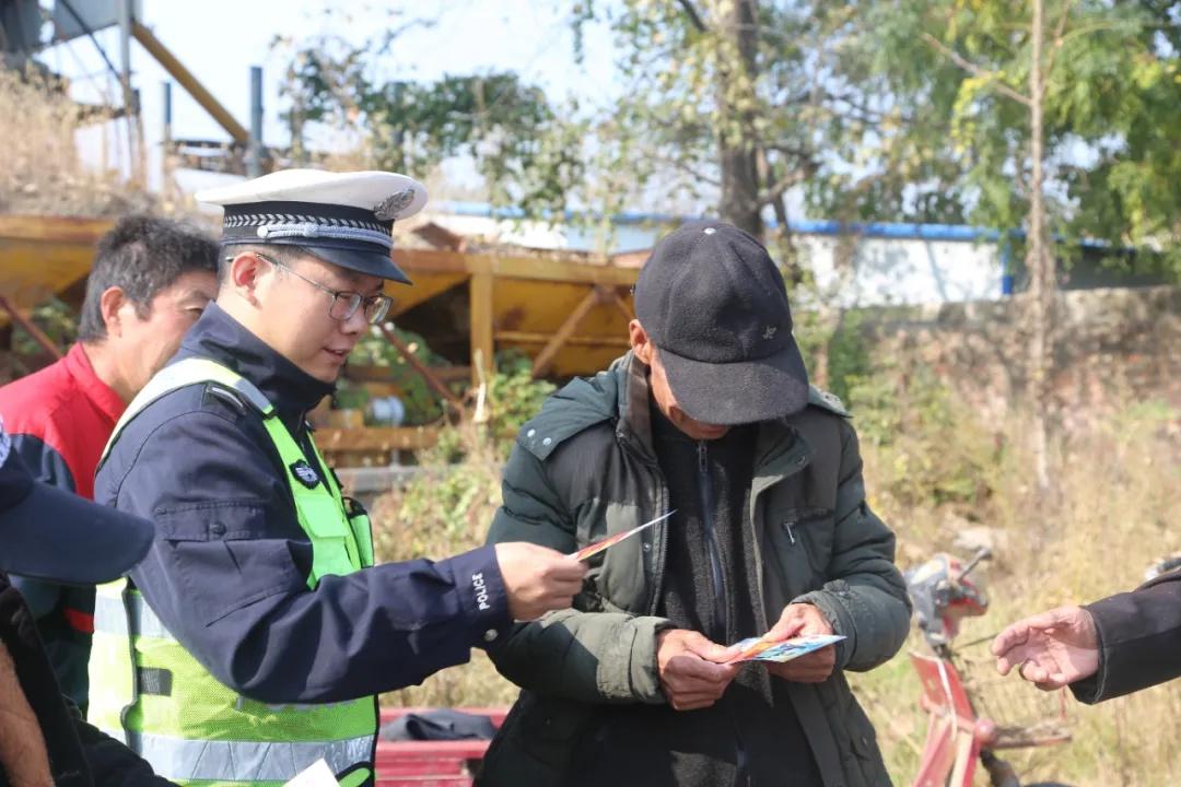 周口交警四大队进企业开展交通安全宣传，这些知识你必须知道  第5张
