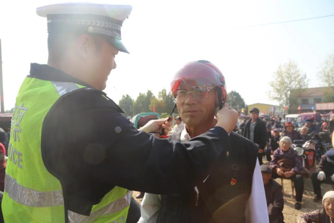 周口交警四大队进企业开展交通安全宣传，这些知识你必须知道  第6张