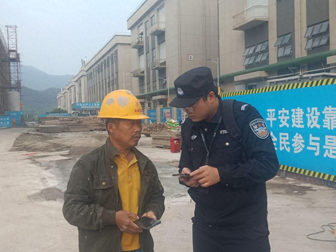 新三合人综合服务工作站：背警物背包，扛辖区平安