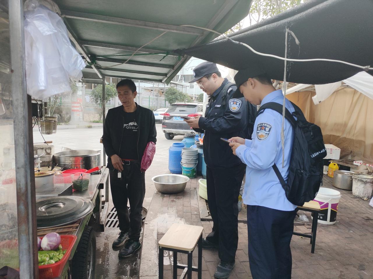 新三合人综合服务工作站：背警物背包，扛辖区平安  第2张