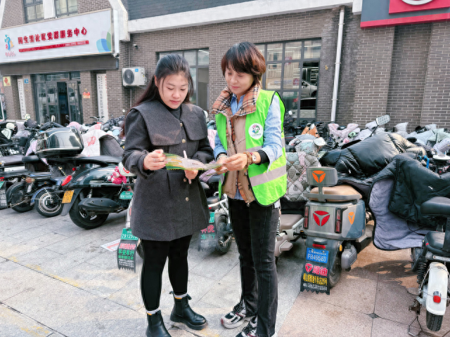 垃圾分类入户宣传，让环保理念深入人心  第1张