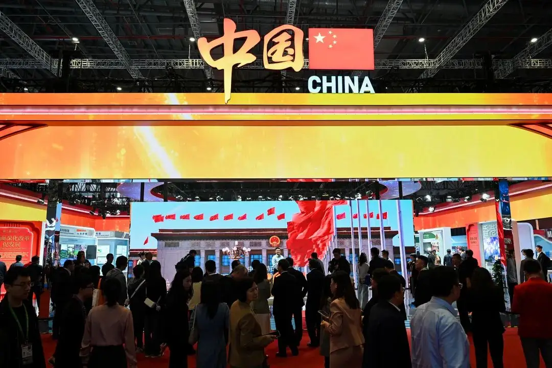进博会中国馆太震撼！互动展品兼具科技与艺术价值，聚焦未来热门领域  第2张
