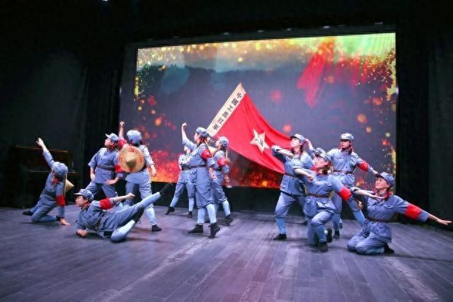 闪闪的红星：75 年峥嵘岁月，不忘初心，重跳经典，共筑人民城市  第1张