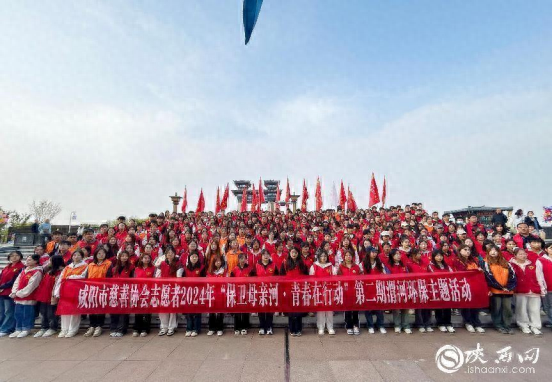 守护母亲河，志愿者们在行动！他们的每一个动作都充满了对母亲河的深情呵护  第1张