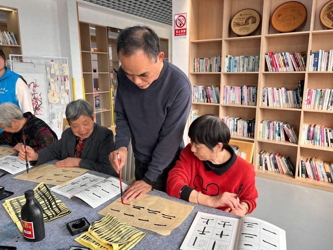 书法魅力无限！80 多位老人齐聚公益课堂，共赏墨香传承