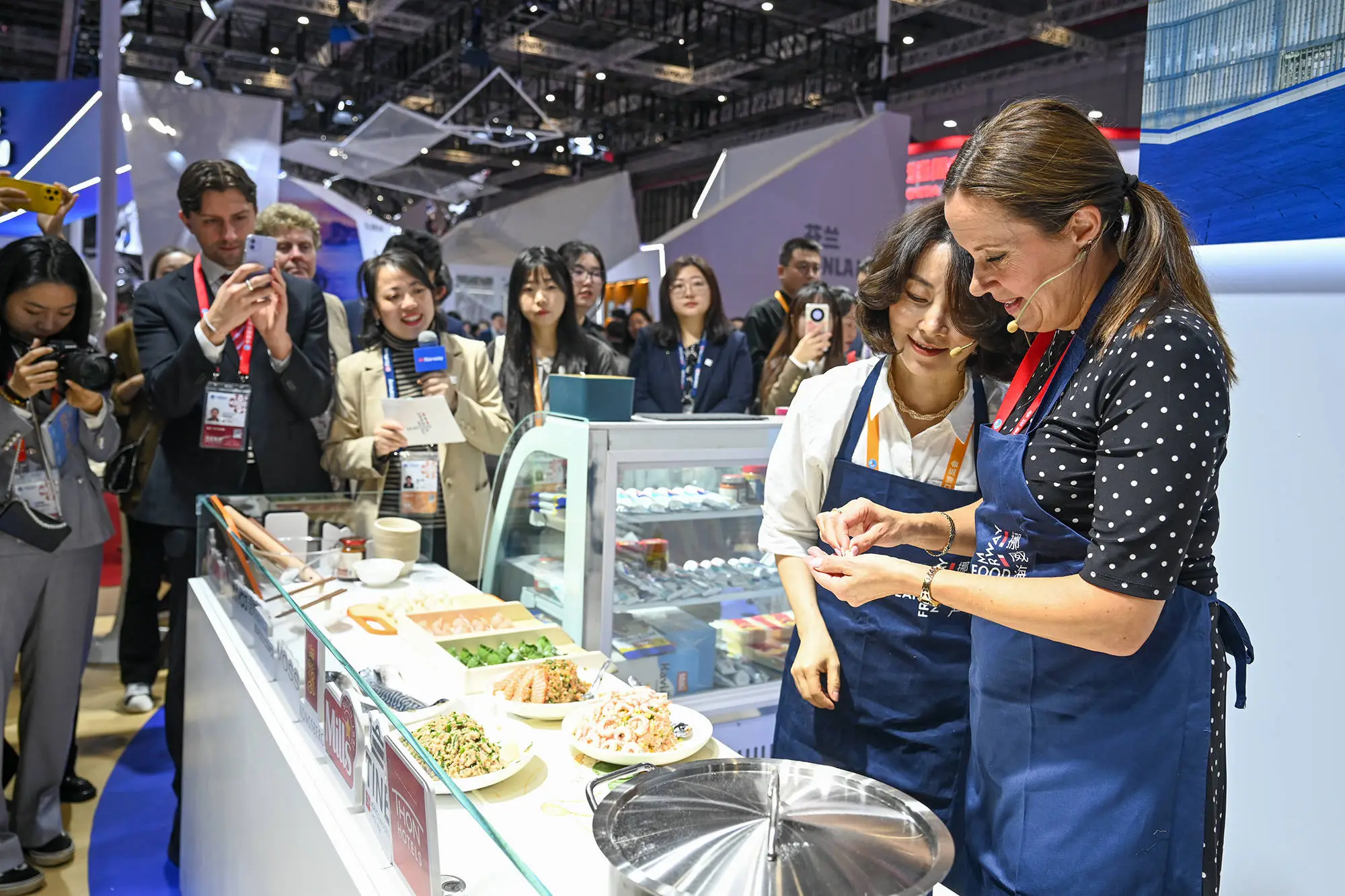 进博会挪威部长亲自下厨包饺子，你吃过吗？  第4张