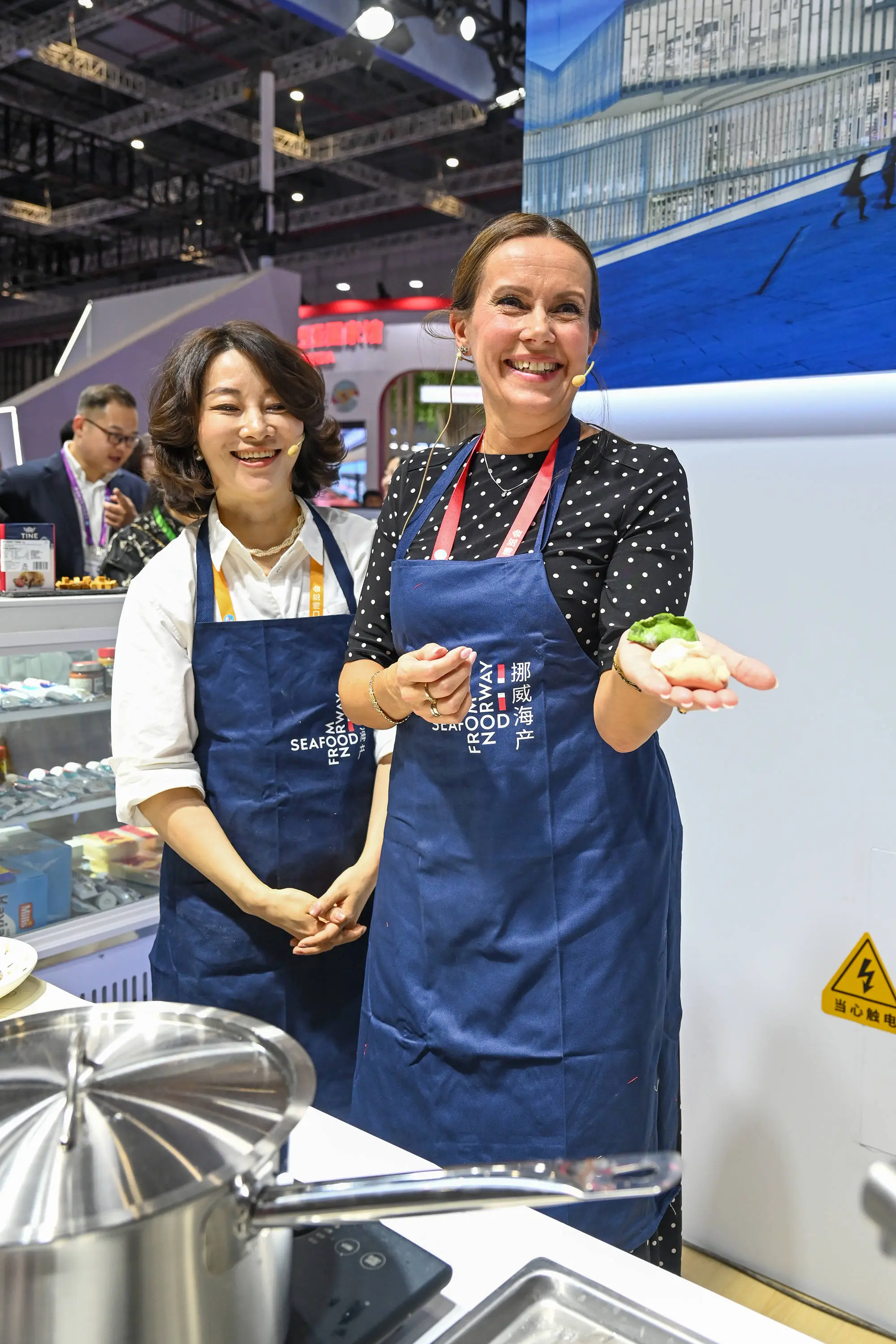 进博会挪威部长亲自下厨包饺子，你吃过吗？  第6张
