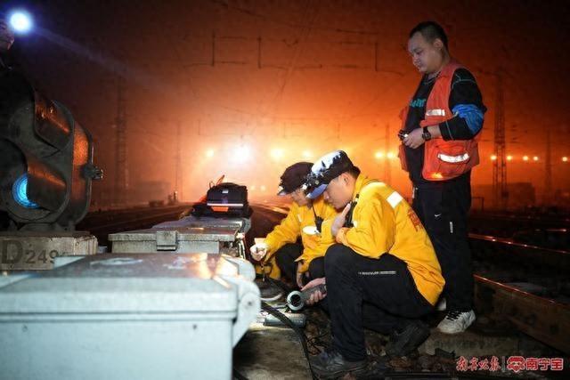 175 名职工连续 4 小时施工，黎湛铁路配套设施提档升级