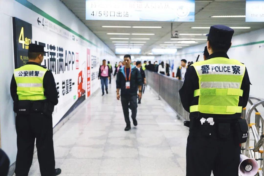 第七届进博会开幕后迎来首个观展高峰日，上海警方多项举措确保客流秩序平稳有序  第3张