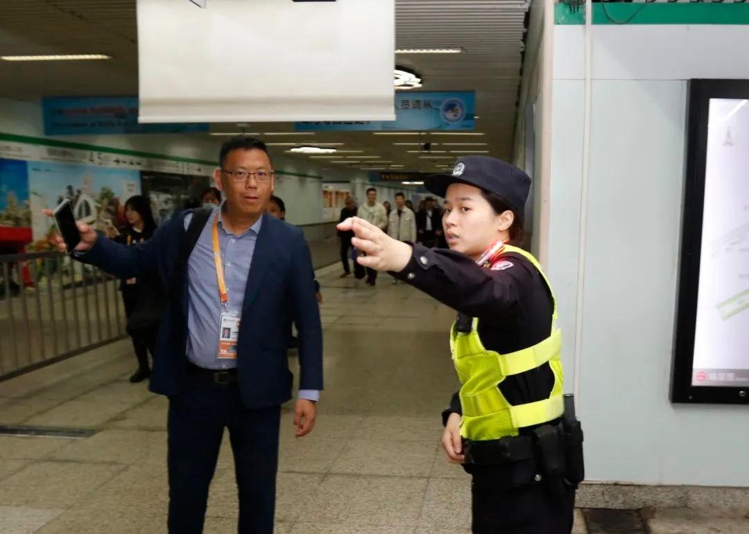 第七届进博会开幕后迎来首个观展高峰日，上海警方多项举措确保客流秩序平稳有序  第5张