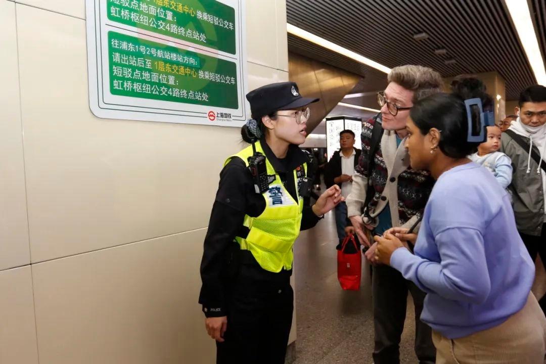 第七届进博会开幕后迎来首个观展高峰日，上海警方多项举措确保客流秩序平稳有序  第7张