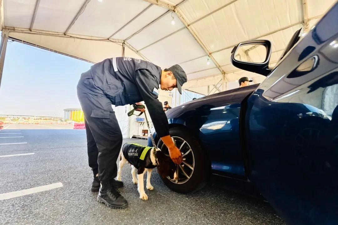 第七届进博会开幕后迎来首个观展高峰日，上海警方多项举措确保客流秩序平稳有序  第8张
