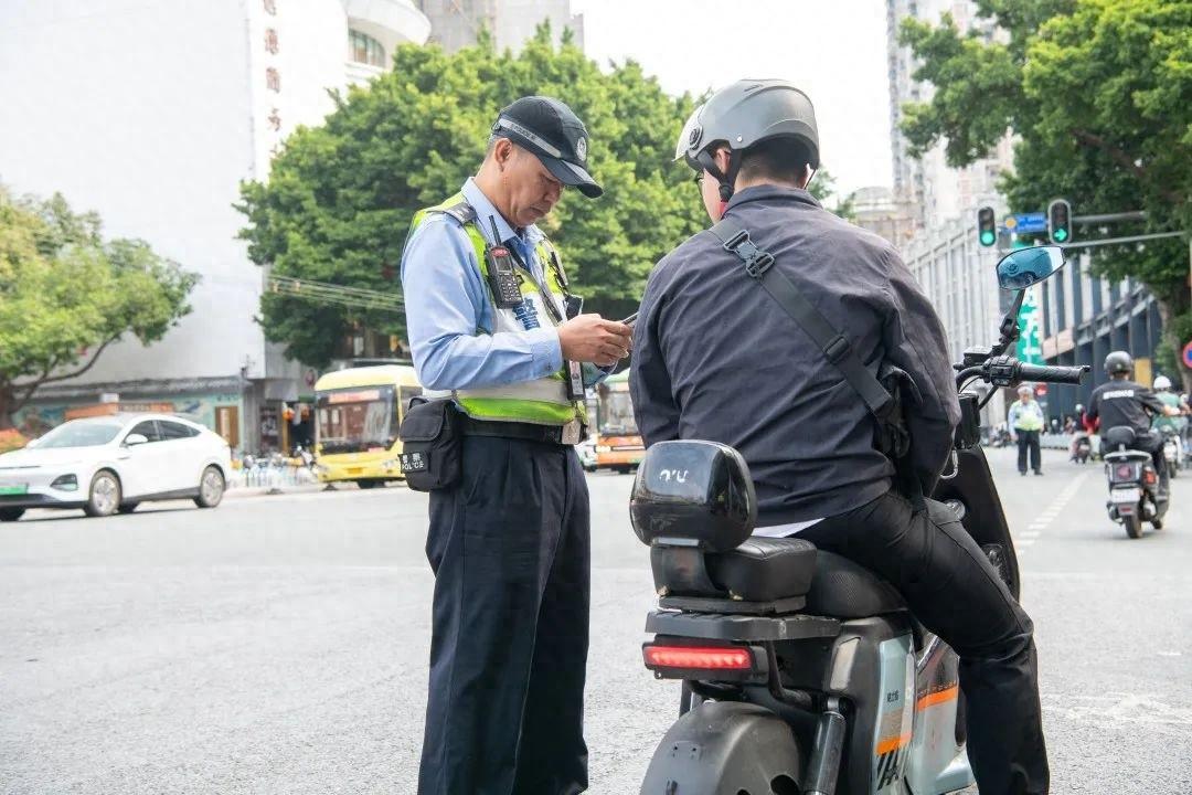 未悬挂车牌的电动车车主注意了！广州交警：严查