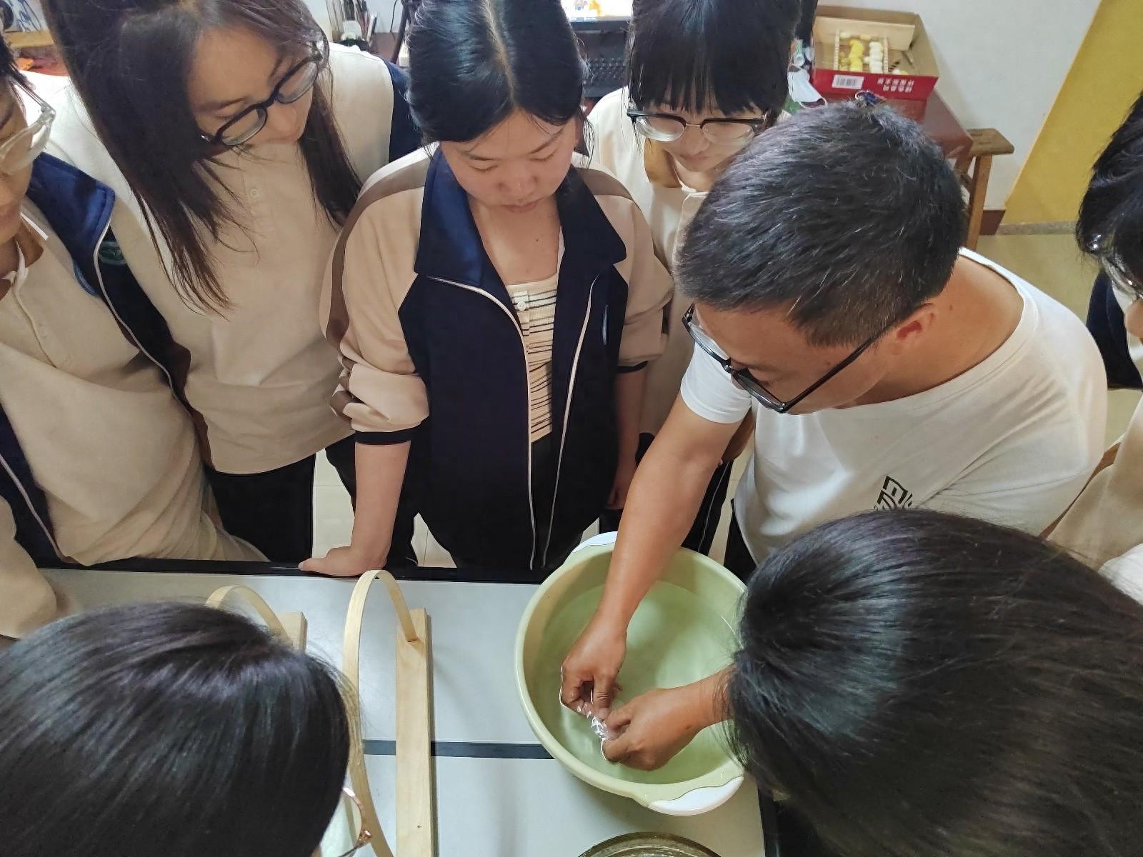 学生竟在学校做出蚕丝被，背后原因令人意想不到  第1张