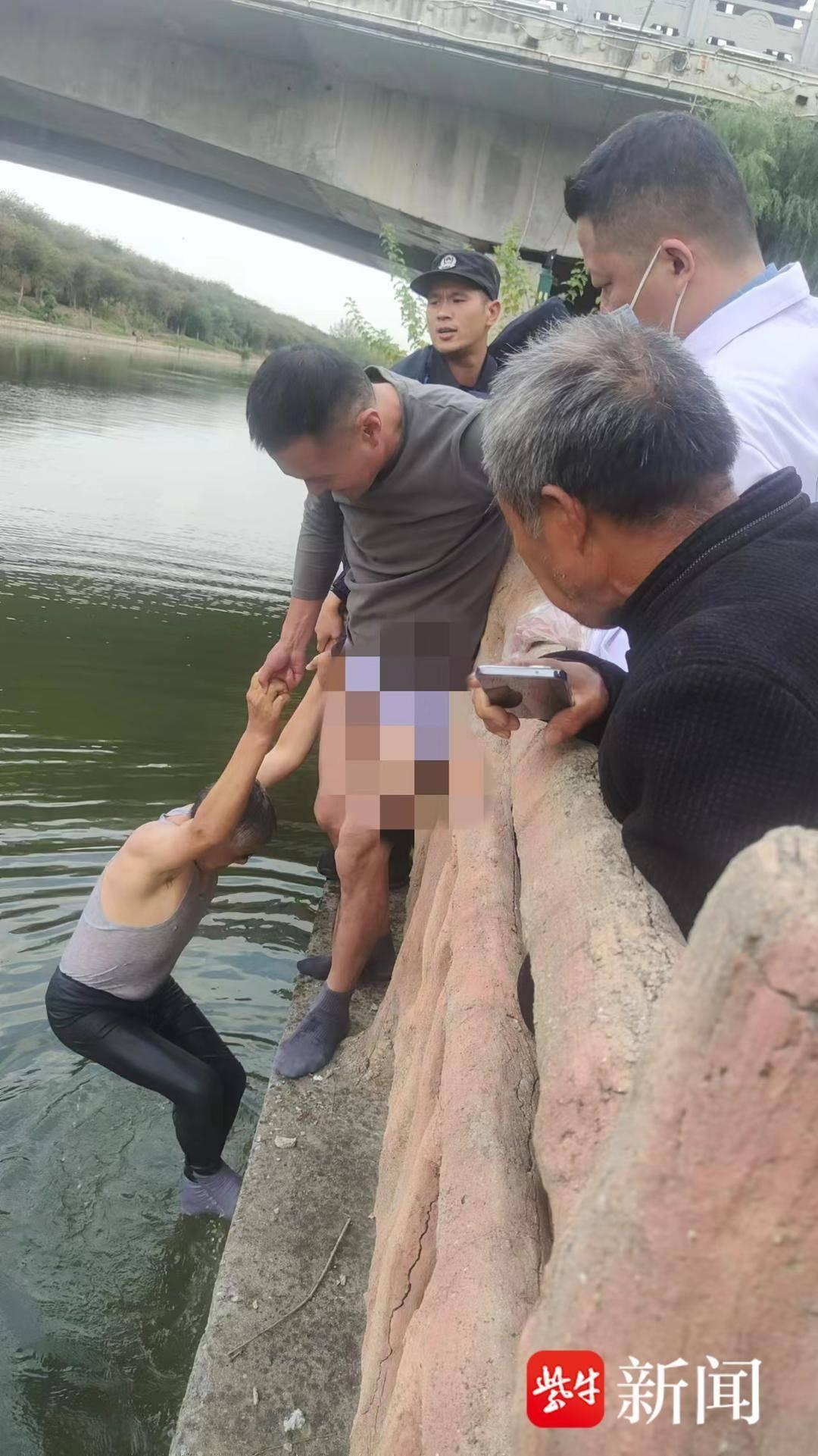 突发！男子落水，两老人毫不犹豫下河救人，警方和群众合力营救  第1张