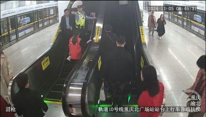 10 秒！老人扶梯摔倒，辅警和热心市民紧急救援  第2张