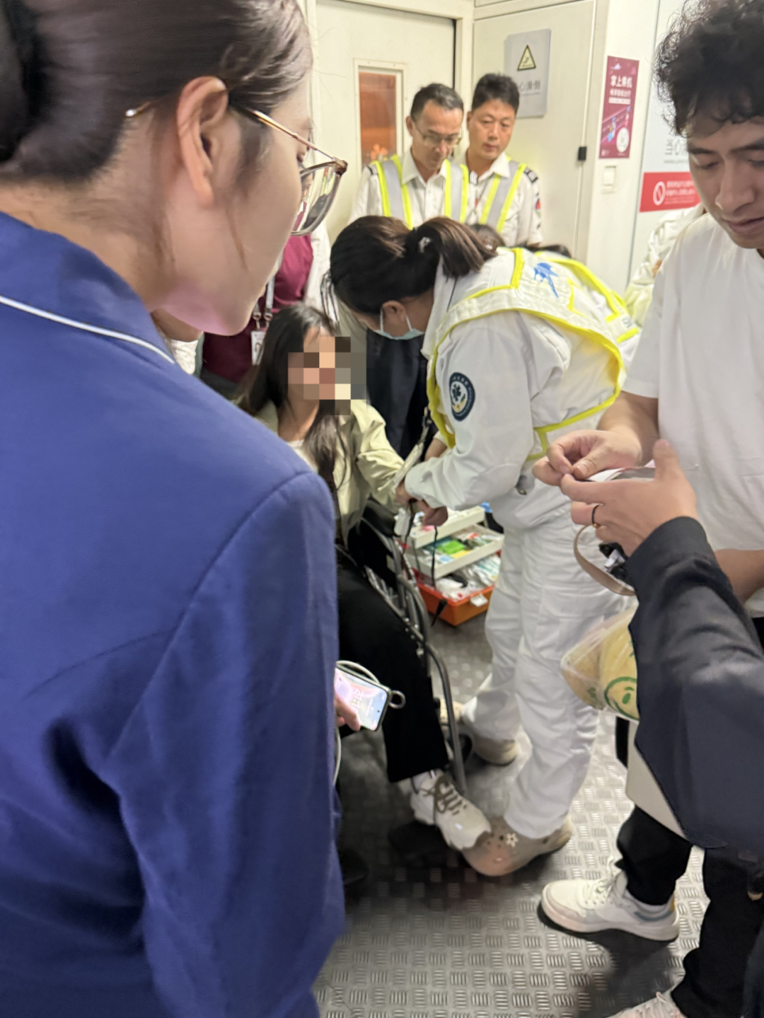 突发！航班上乘客昏迷，机组成员如何展开一场与时间赛跑的生命营救？  第2张