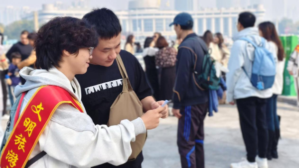 周六的津湾广场，这群志愿者用口才讲述天津故事，太精彩了  第5张