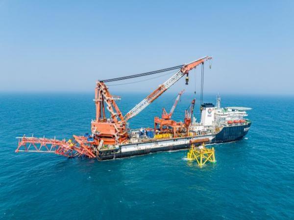 海油工程承建的东方 29-1 气田生产平台安装就位，相当于近 46 层居民楼高度  第2张