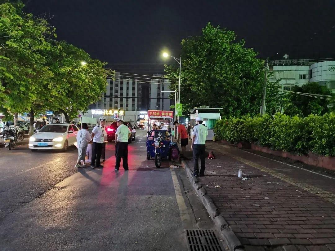 南沙街道综合行政执法大队重拳出击，整治夜间乱摆卖乱象  第1张
