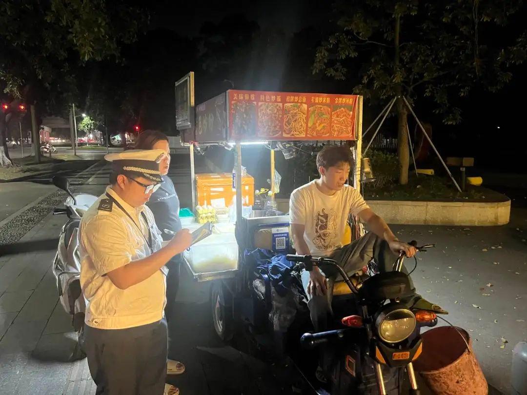 南沙街道综合行政执法大队重拳出击，整治夜间乱摆卖乱象  第2张