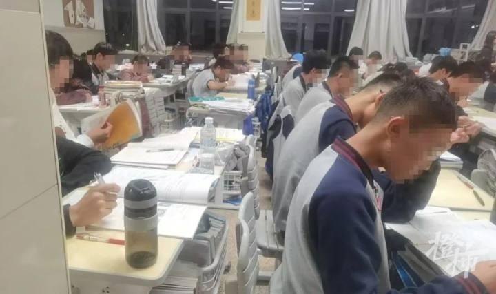 杭高两班学生桌面大对比！贡院班 VS 普通班，谁更胜一筹？  第2张