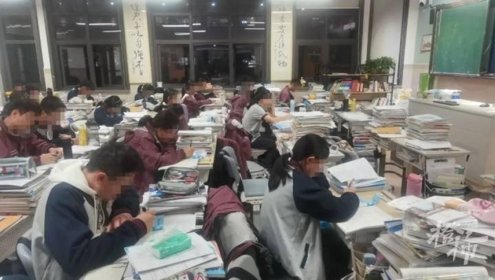 杭高两班学生桌面大对比！贡院班 VS 普通班，谁更胜一筹？  第3张