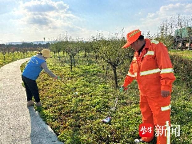 致敬城市守护者！南京横梁街道爱心慰问活动，让环卫工人绽放朴实笑容