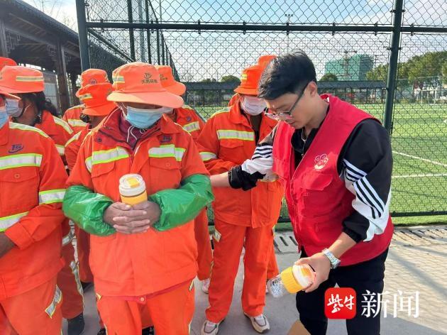 致敬城市守护者！南京横梁街道爱心慰问活动，让环卫工人绽放朴实笑容  第3张