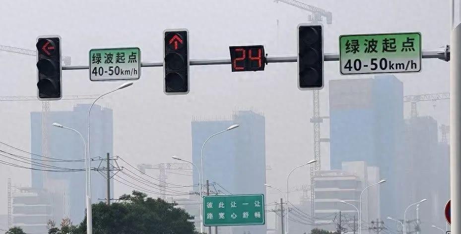 一路绿灯不是运气好，而是开进了绿波带！你知道什么是绿波带吗？  第1张