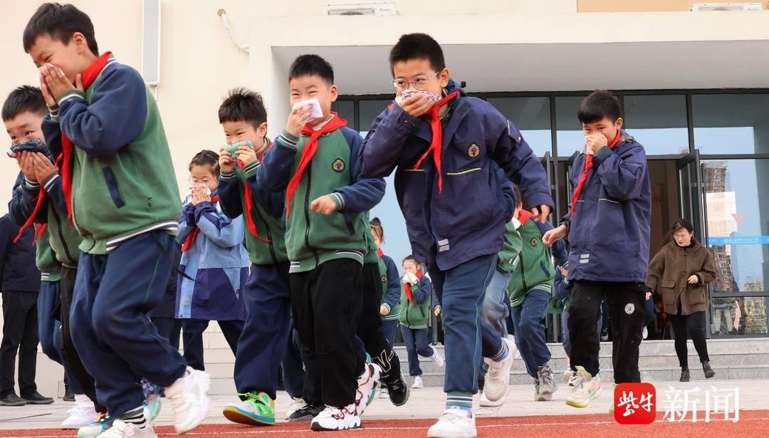 连云港市消防中队走进郁洲实验小学，这场消防演练太震撼了  第2张