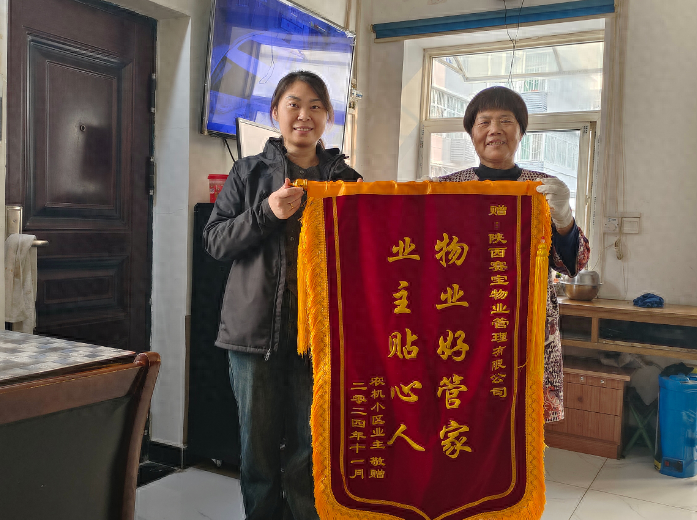 保洁员垃圾桶内捡到 8000 元现金，拾金不昧归还失主，太暖心了  第1张
