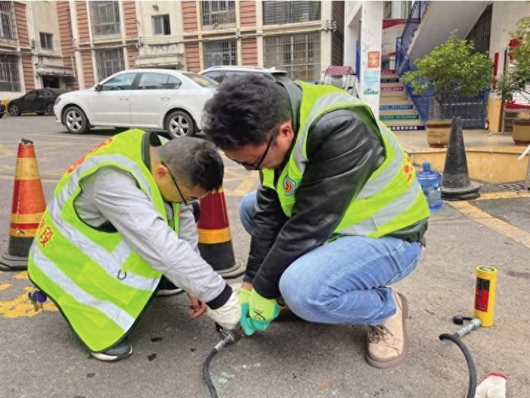 水城公路管理局创新神器：微型拔管机破解波形护栏升级难题，安全再升级