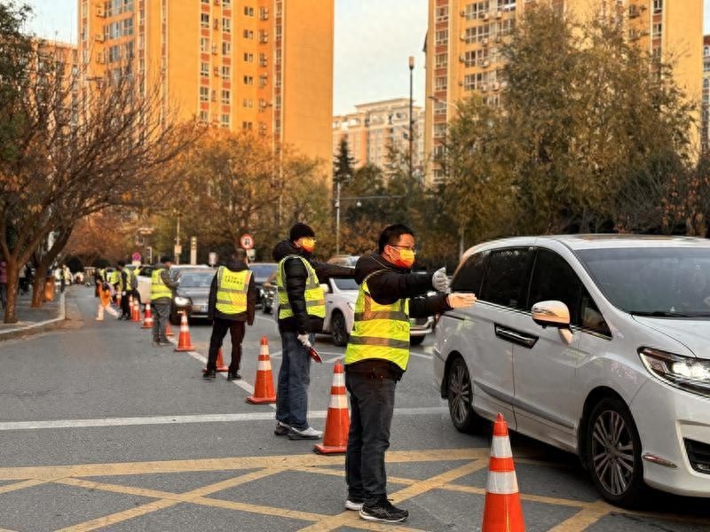 12月5日早高峰，西安高新一小门前志愿者挥动爱心，为爱而站，共护平安路  第1张