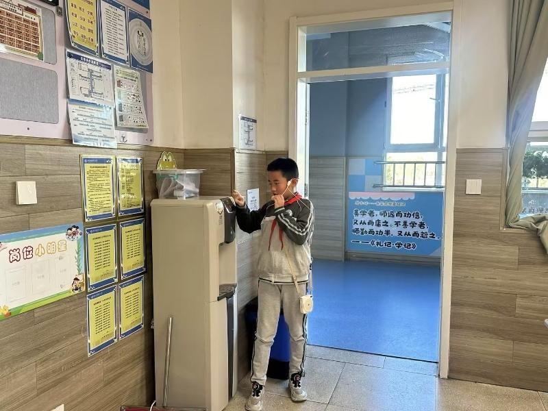 12月5日早高峰，西安高新一小门前志愿者挥动爱心，为爱而站，共护平安路  第3张