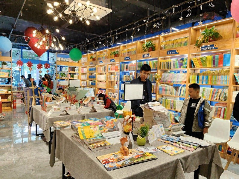 铜川街头惊现迷宫蓝共创书店，新型阅读空间引领全民阅读新潮流