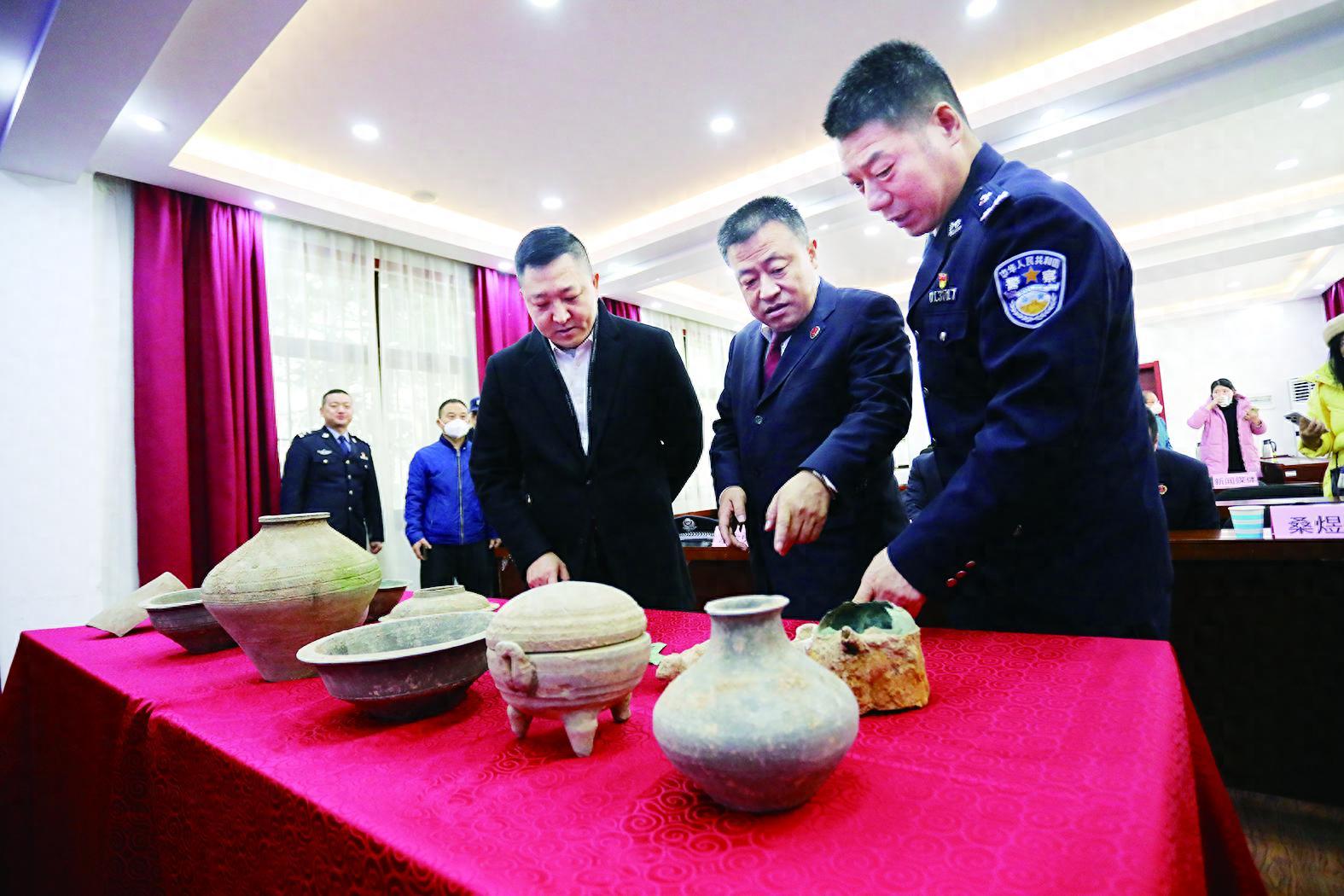 26件珍贵文物移交汉景帝阳陵博物院，警方与检察院联手守护历史遗产  第1张