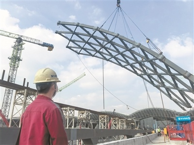 GTC项目穹顶网壳首片吊装成功，广州白云国际机场三期扩建工程进入冲刺阶段