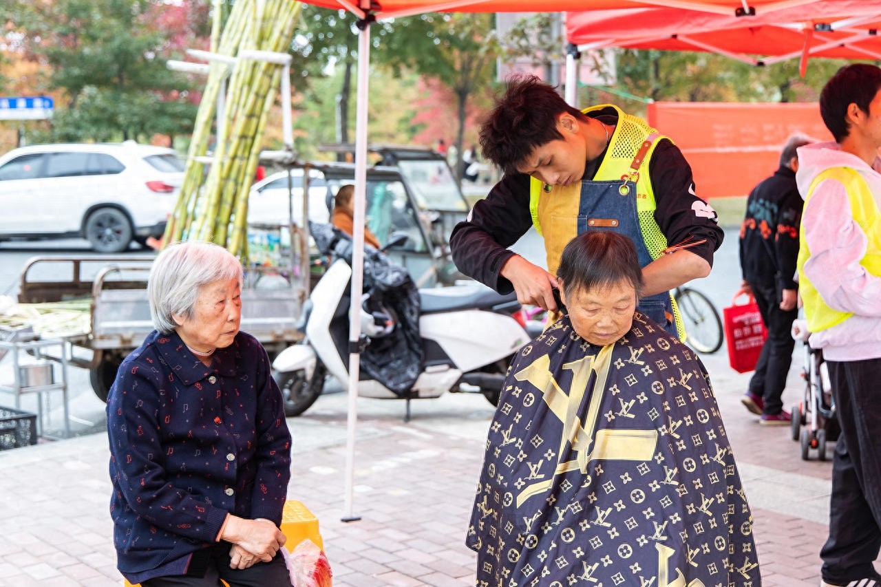 12月5日国际志愿者日，台州志愿服务行动温暖全城，市民点赞：这样的活动多来几次