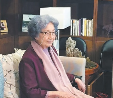 叶嘉莹百岁人生：从暗室飞蝇到明朗天光，她的诗学如何指引我的人生