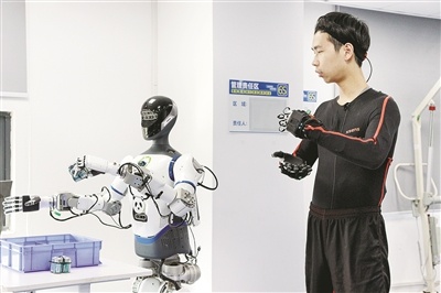 00后小伙8小时训练机器人，动捕技术让未来触手可及  第2张