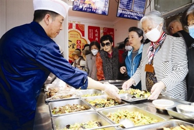 天津老人家食堂火爆全国，年轻人也来打卡，背后原因竟是这个  第1张