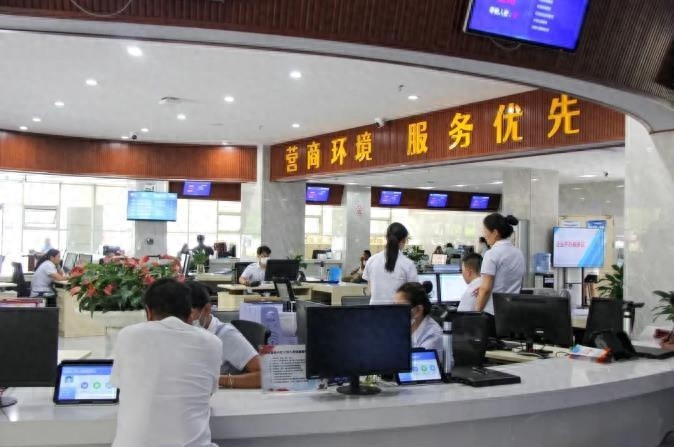 临沧市政务服务管理局如何通过综窗改革，让企业和群众办事更便捷、更高效？