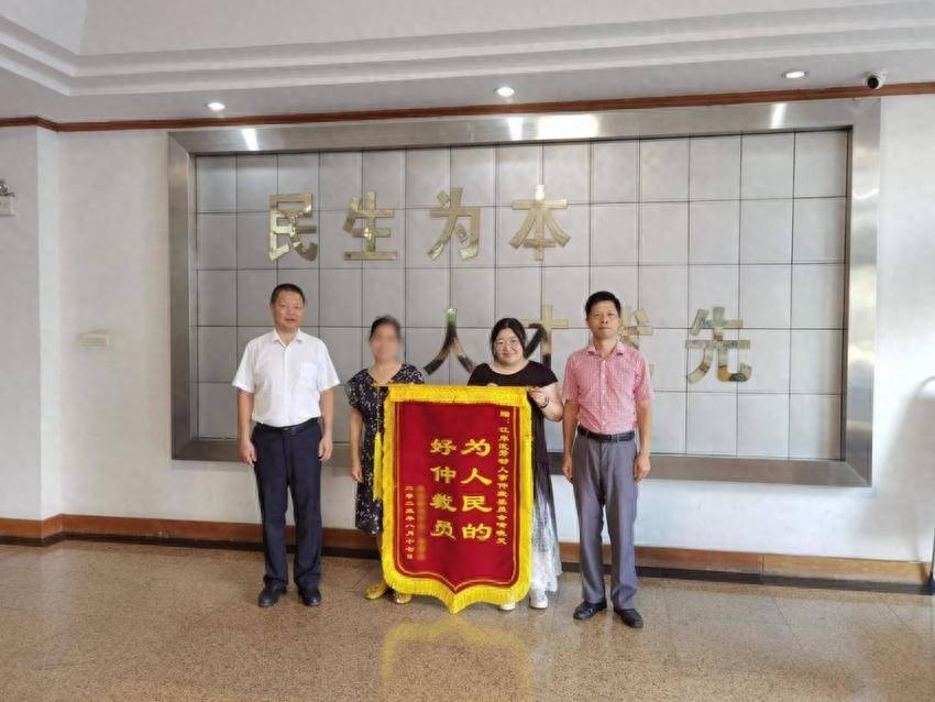 武汉市江岸区劳动仲裁办巾帼仲裁团：用温情化解矛盾，2024年成功调解703件劳动争议  第1张