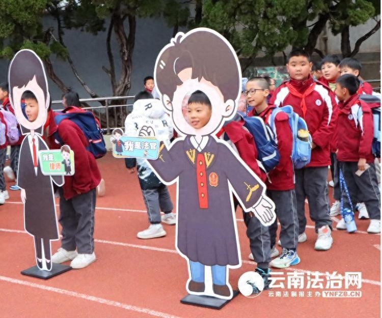 会泽县反暴力主题活动走进小学，卡通人物引爆学生法治梦想